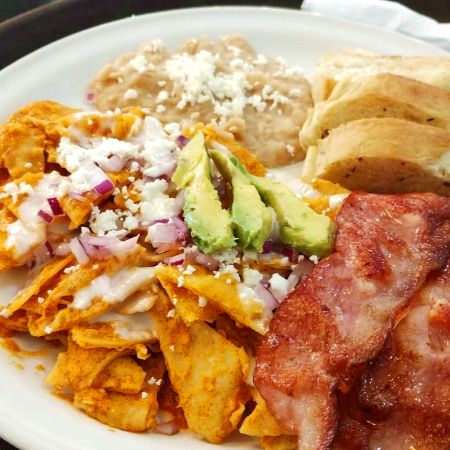 Chilaquiles Rojos+Frijolitos+Trocito de Ciabatta