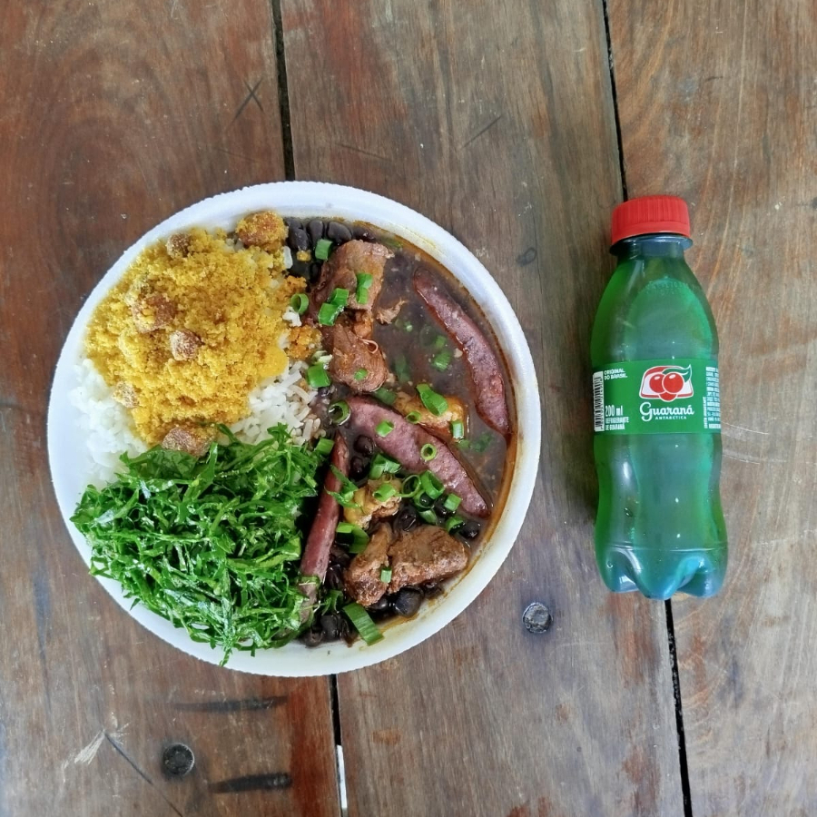 Deliciosa feijoada magra (pernil, bacon e calabresa) acompanha arroz, farofa e couve.