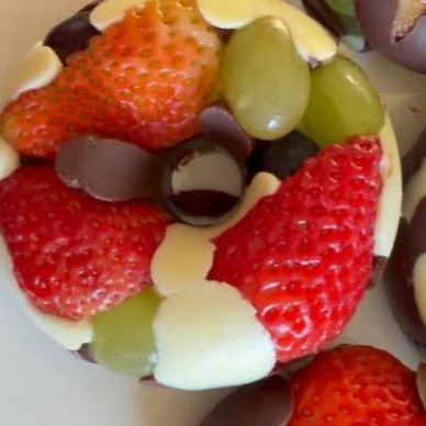 Três donuts com mix de frutas e banhado com chocolate branco e meio amargo.
