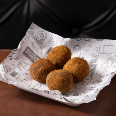 Nossa feijoada em formato de petisco, massa de feijoada cremosa recheada com couve, torresmo, calabresa defumada e pimenta biquinho.