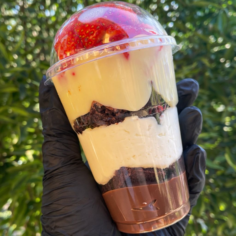 Uma explosão de morango, com camada de Creme de Brigadeiro, Mousse de L.ninho e nosso maravilhoso Creme Branco e pedaços de brownie e morangos frescos.