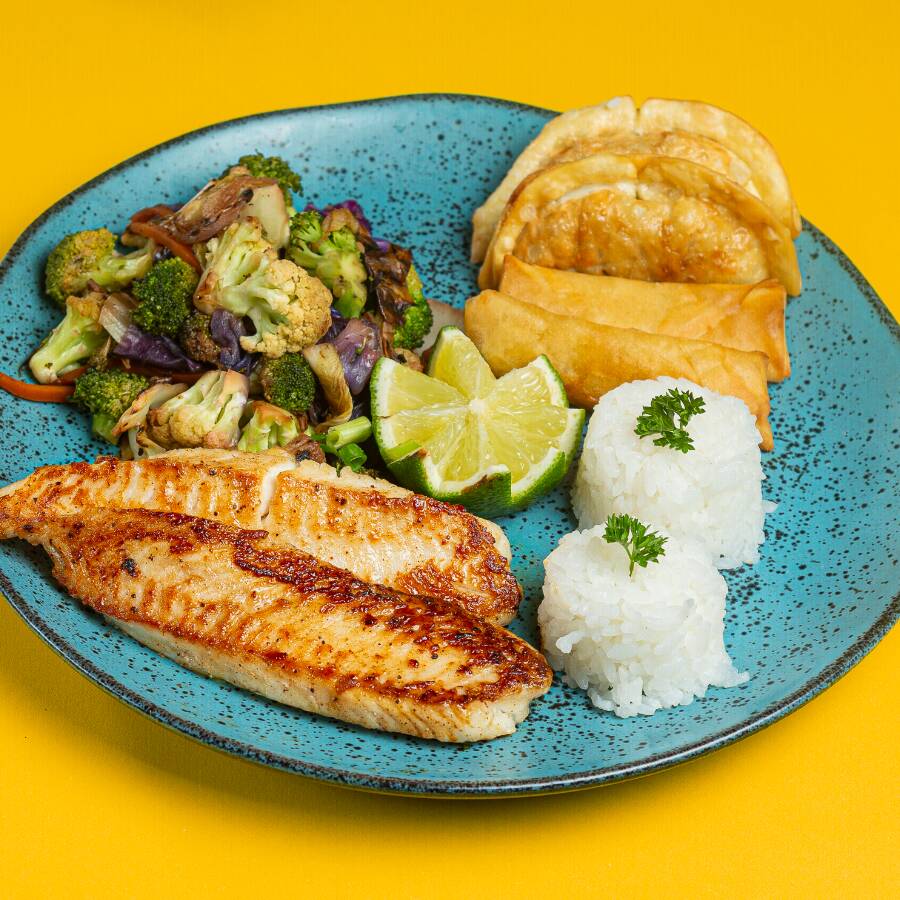 Delicioso peixe branco grelhado (200g), com legumes e gohan