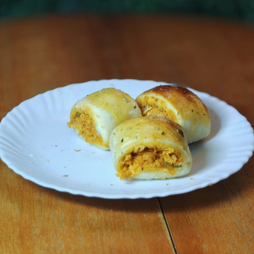 Mini joelho assado, recheado com frango cremoso, massa macia e douradinha. Um lanche clássico que agrada todo mundo.