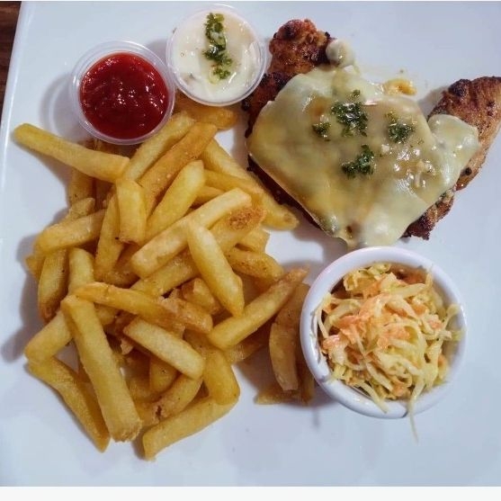 Pechuga suiza con papas y refresco