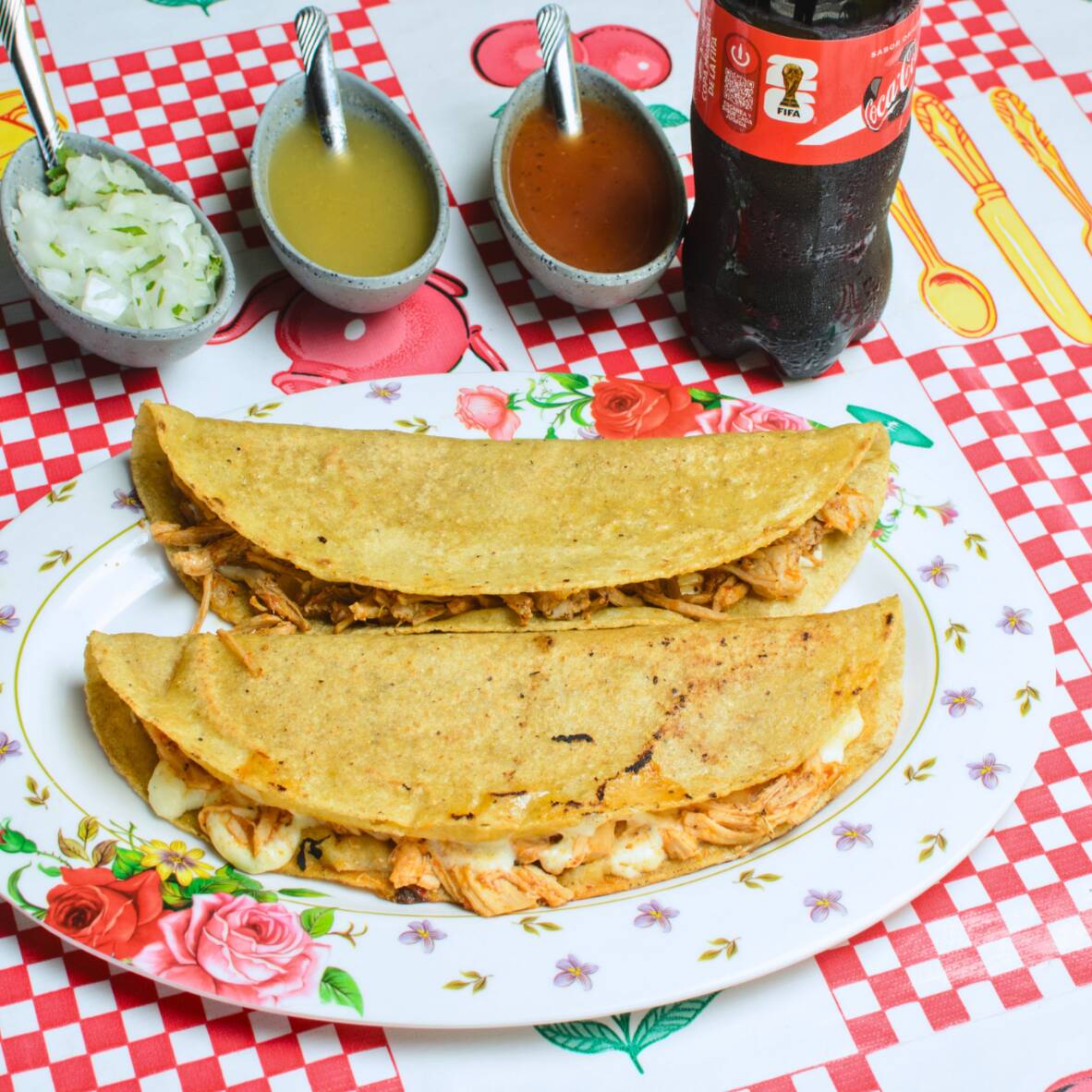 Dos Quesadilla Tinga de Pollo + COCA-COLA de 400ml