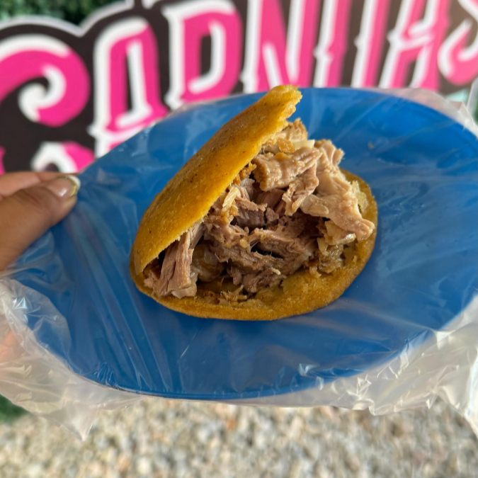 Gordita Rellena de Carnitas