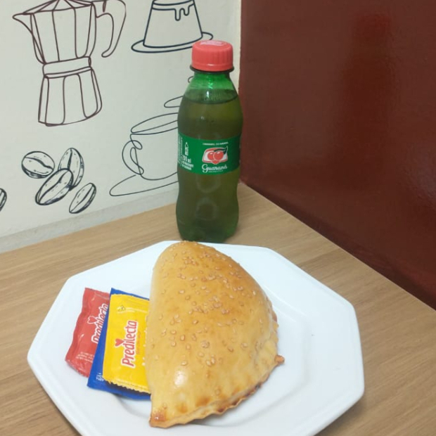 Delicie-se com nossa fogazza de frango com milho, recheio suculento e sabor irresistível, acompanhada de Guaraná Antártica 200ml geladinho. A combinação perfeita de sabor e refrescância para qualquer hora do dia!