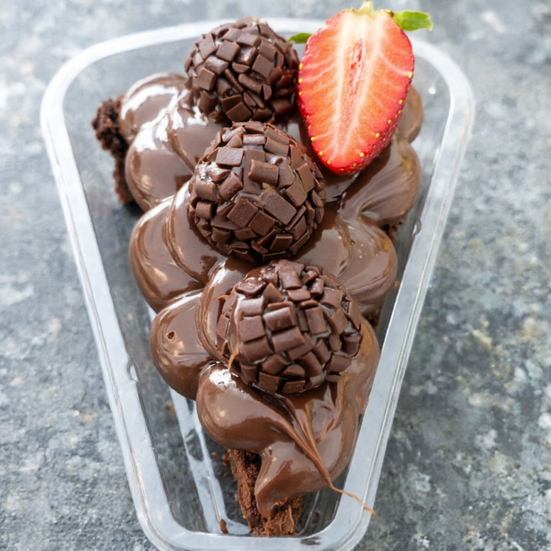 Brownie, recheio chocolate belga ao leite finalizado com morango fresco