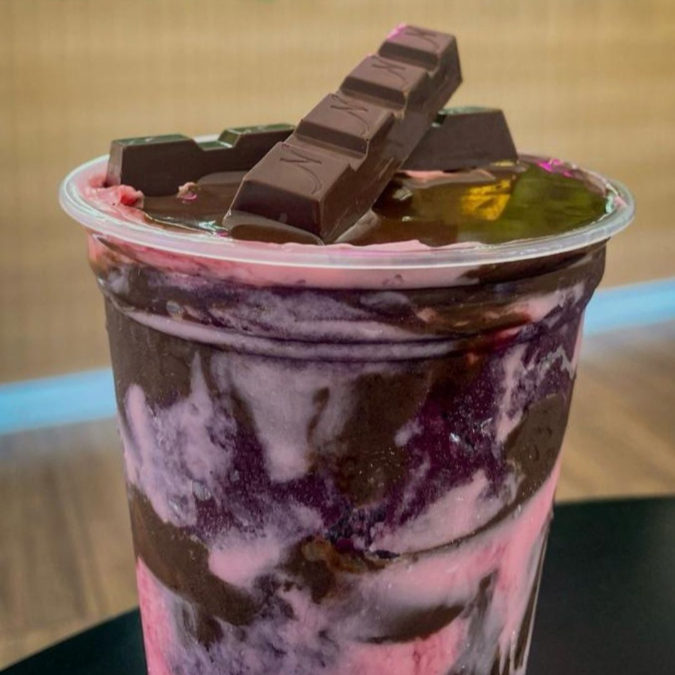 Açaí com Creme de Morango e Creme de Avelã, finalizado com o delicioso bombom Stikadinho.