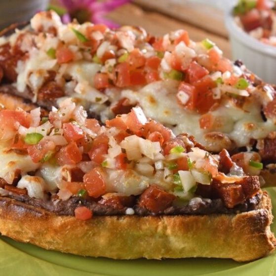 Molletes con Guiso