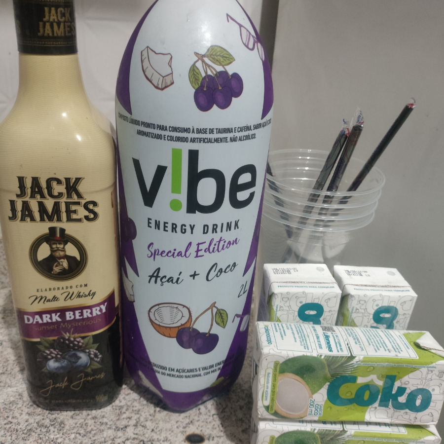 1 garrafa de whisky saborizado Dark Berry 900ml, 1 energético Vibe Açaí e Côco 2L, 4 gelos de côco Coko 4 copos e 4 canudos