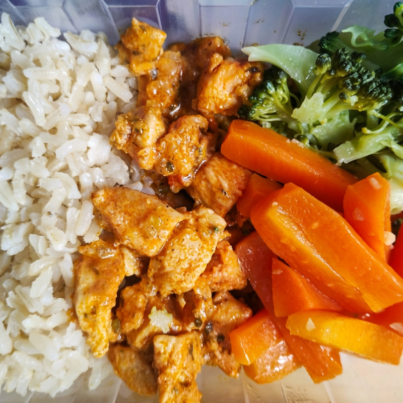 Frango ao Molho Curry, Arroz Integral, Brócolis e Cenoura