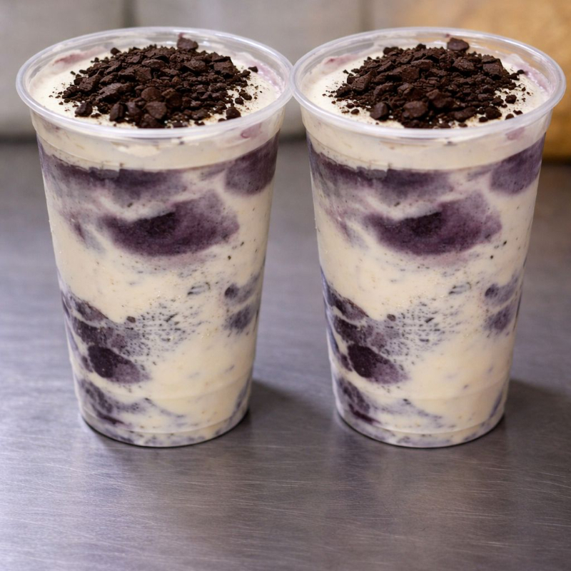 Açaí cremoso em 2 copos de 500ml com Creme de Ninho e pedaços crocantes de Oreo. Uma combinação deliciosa e marcante para os amantes de doces!