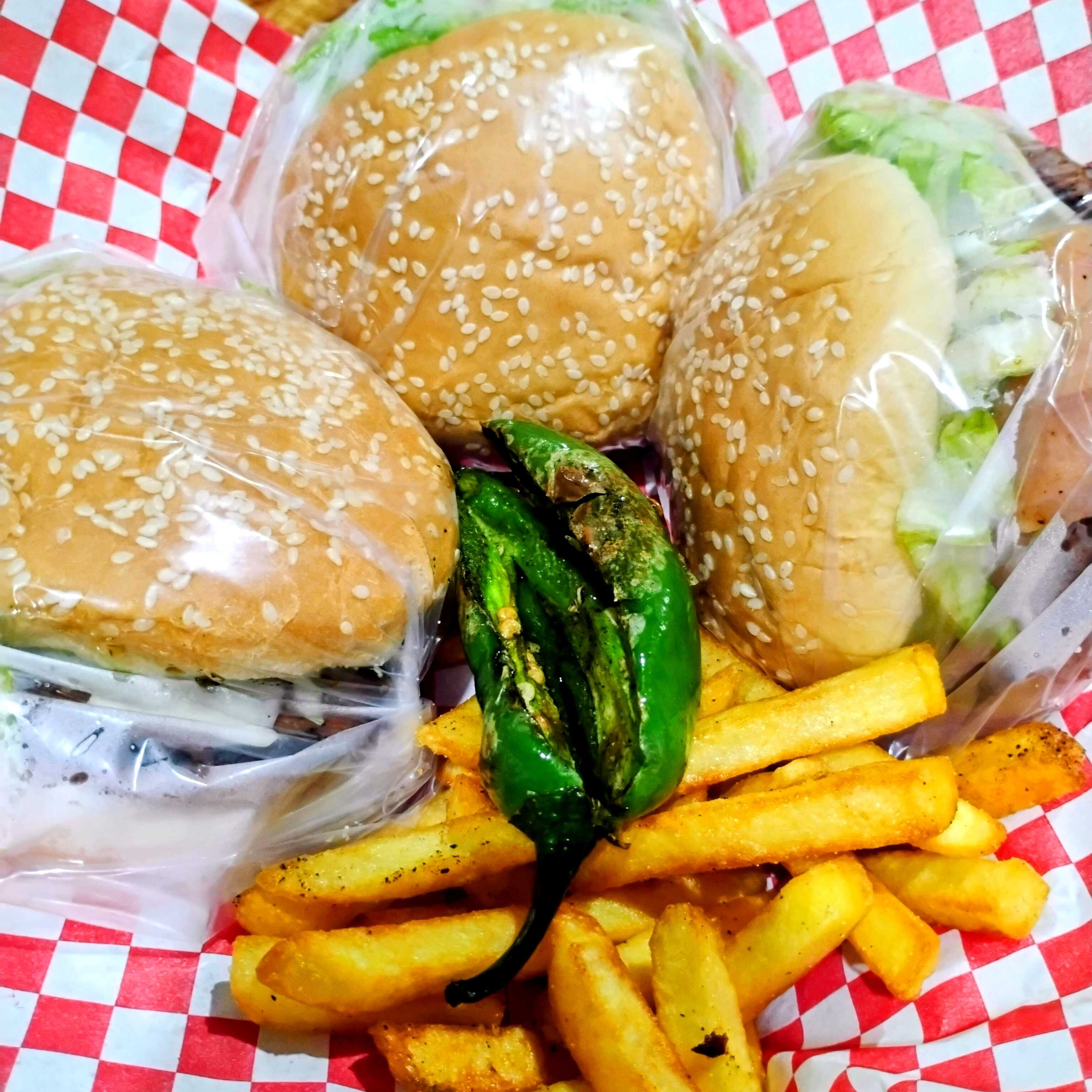 3 HAMBURGUESAS + PAPAS FRITAS