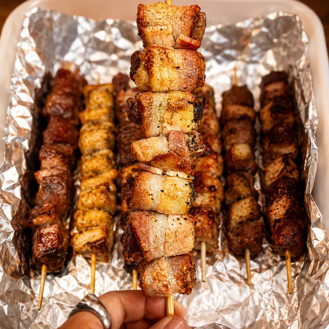 O queridinho da nossa linha Premium! Cubos nobres de carne bovina super macia, carinhosamente envolvidos por uma generosa fatia de bacon defumado. Assado lentamente na brasa para concentrar todo o sabor.
Cortesia Especial: Farofa Especial da Casa. (Aprox. 110g-115g).