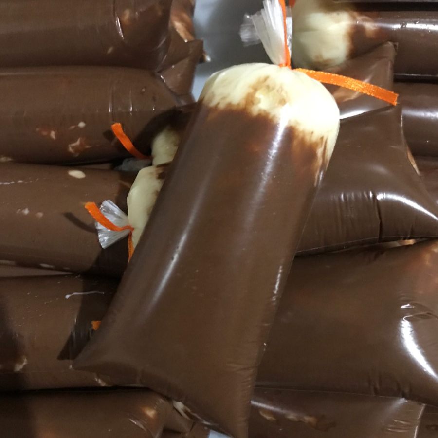 Geladinho gourmet artesanal sabor Ninho com Nutella, cremoso na medida certa e com aquele toque especial de Nutella. Aproximadamente 120g de uma experiência deliciosa. Contém: Creme de leite, leite Ninho, leite condensado, leite, liga neutra e Nutella.