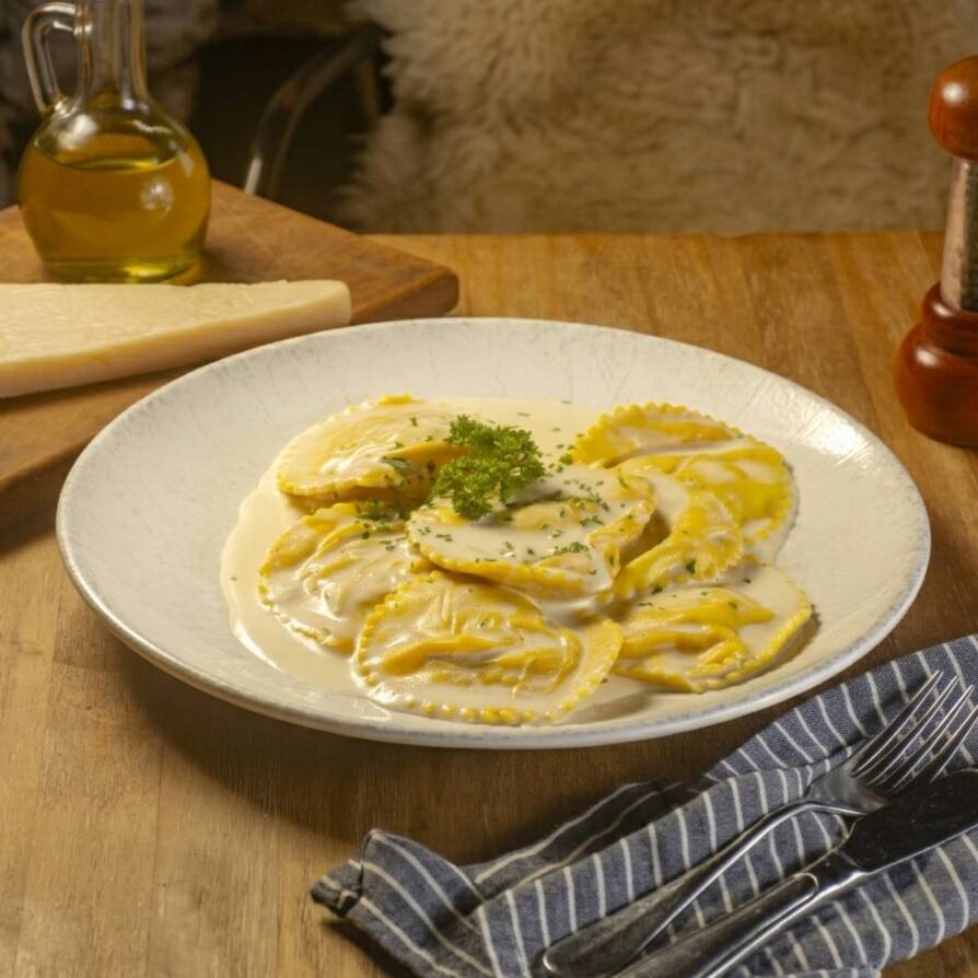 Massa artesanal servida com tiras de carne macia. Finalizada em molho branco cremoso. Acompanha Entrada e Sobremesa Grátis!!!