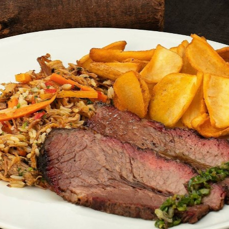 Fatias de peito bovino angus, finamente defumado e muito macio. Servido com arroz texano, batatas e salsa criolla.