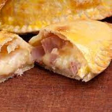 Empanada de Salchicha con Queso