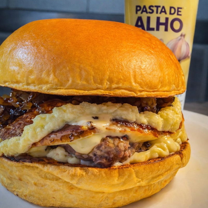 Pão brioche macio envolve hambúrguer suculento de 150g, queijo provolone gratinado, pasta de alho Santa Massa, cebola caramelizada e maionese da casa. Não acompanha Batata