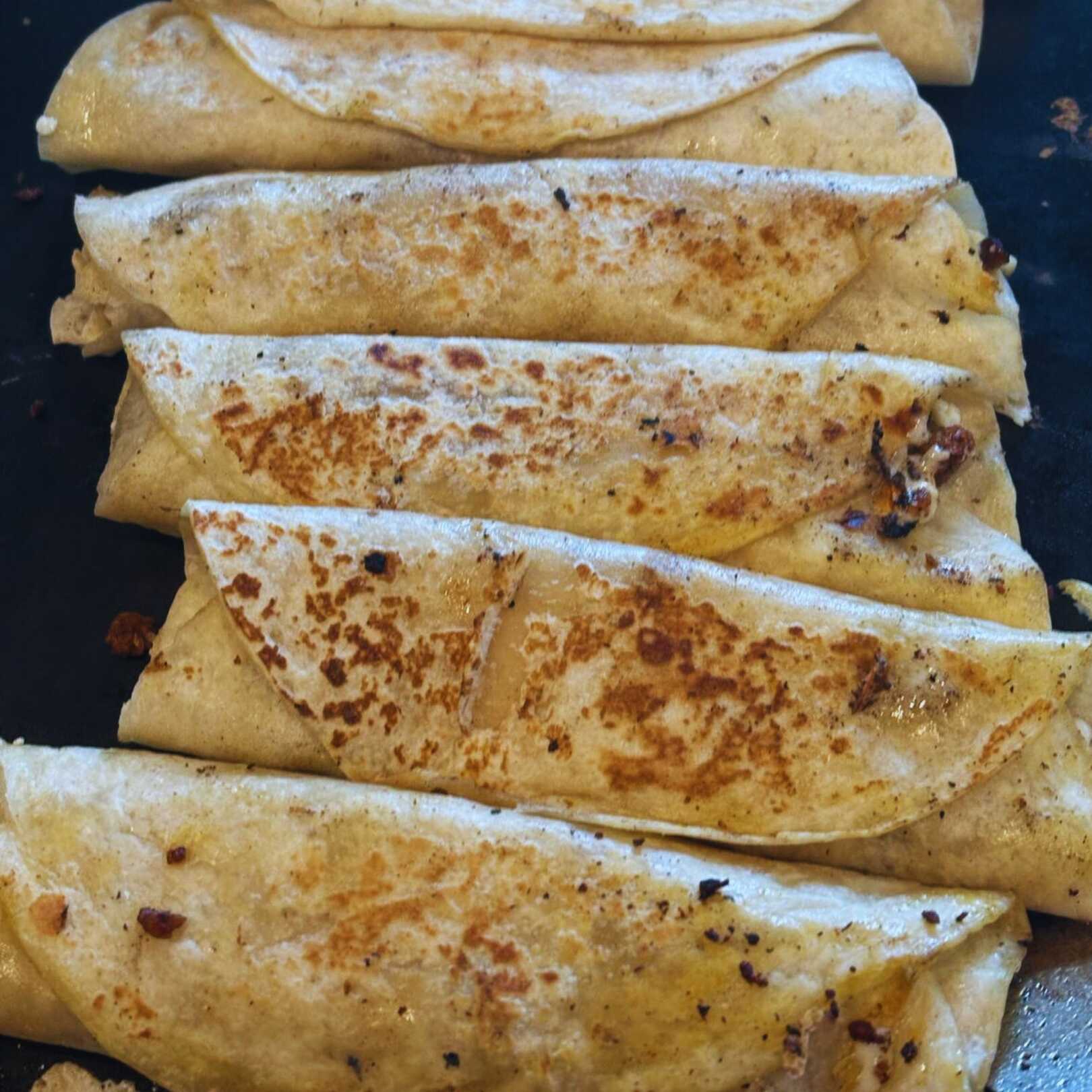 4 Burritos de Bistec con Queso Asadero