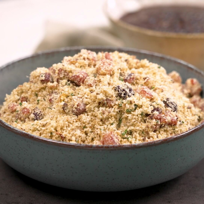 Deliciosa farofa, feita com bacon e linguiça com uma receita que passou de geração em geração!!