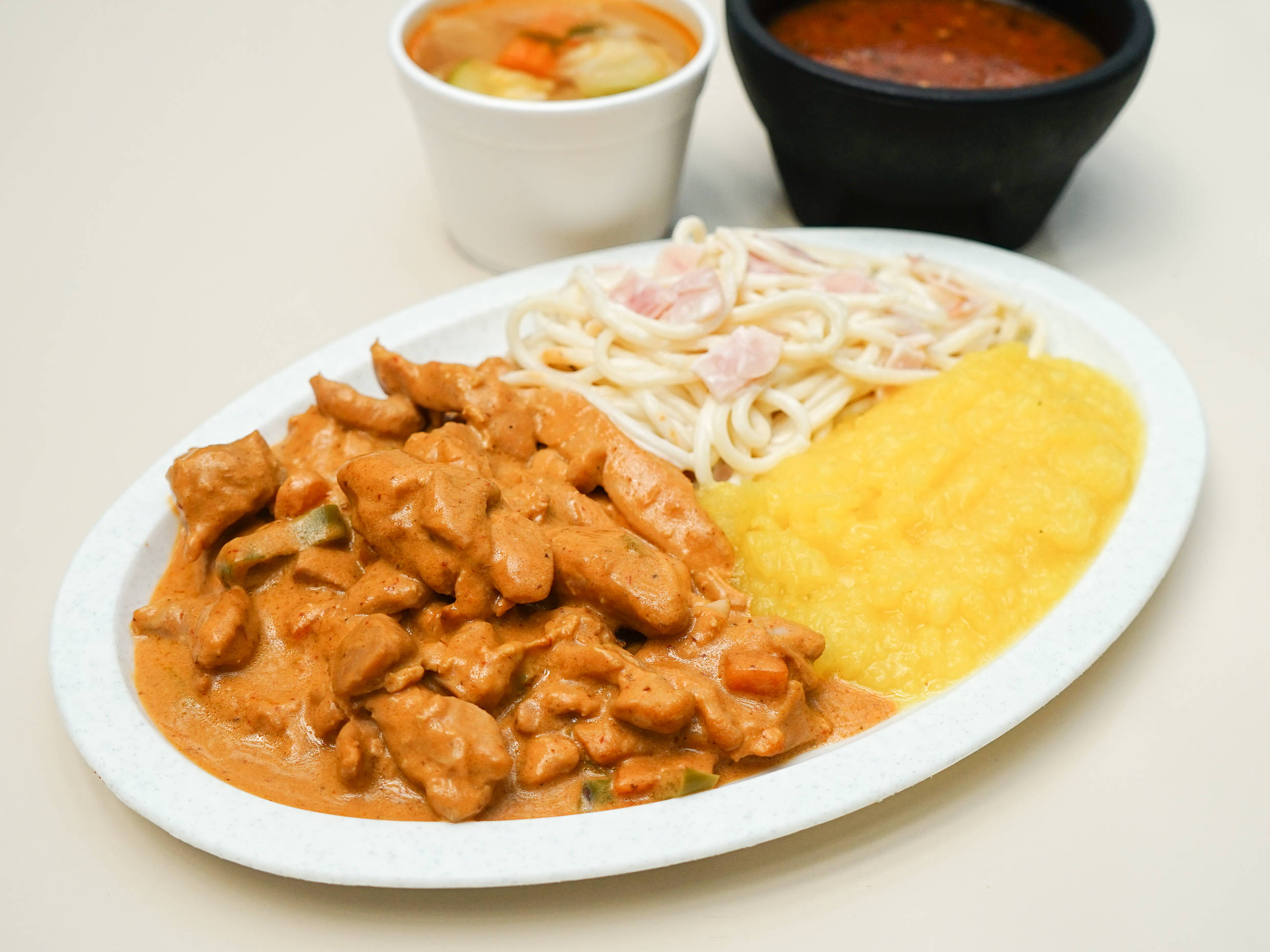 Pollo En Crema Variable con 2 Guarniciones