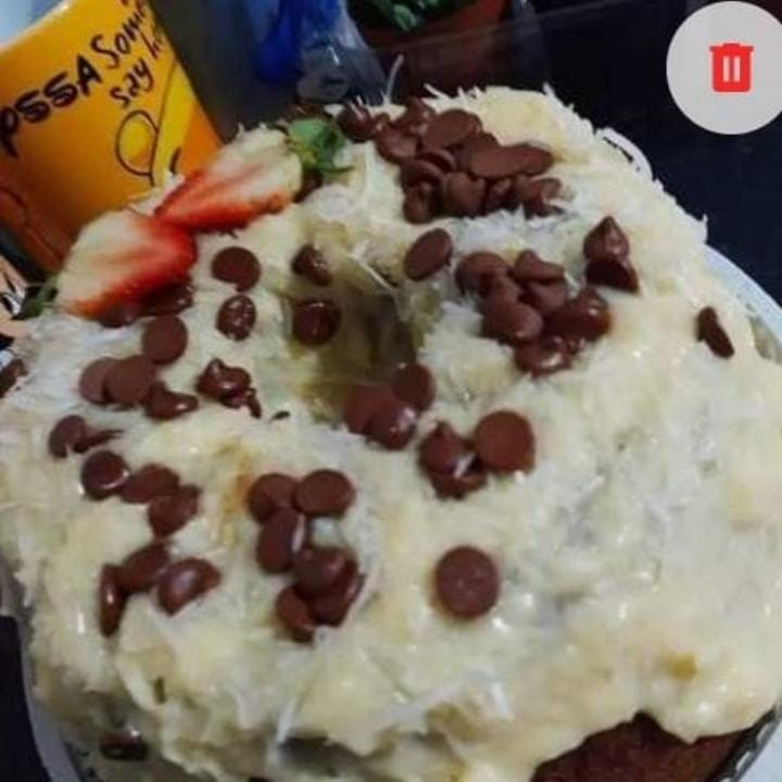 Massa de chocolate fofinha e úmida, cobertura de cocada cremosa, coco flocado e gotas de chocolate. (Rende aproximadamente 8\10)