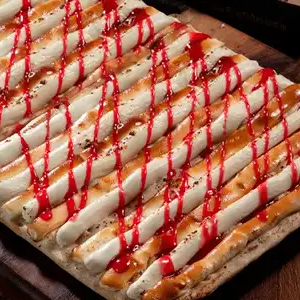 Escolha o sabor que mais combina com você entre nossas opções disponíveis de Pizza Grande (38cm X 25cm). Preparada na hora com massa artesanal e ingredientes de primeira. Aproveite!