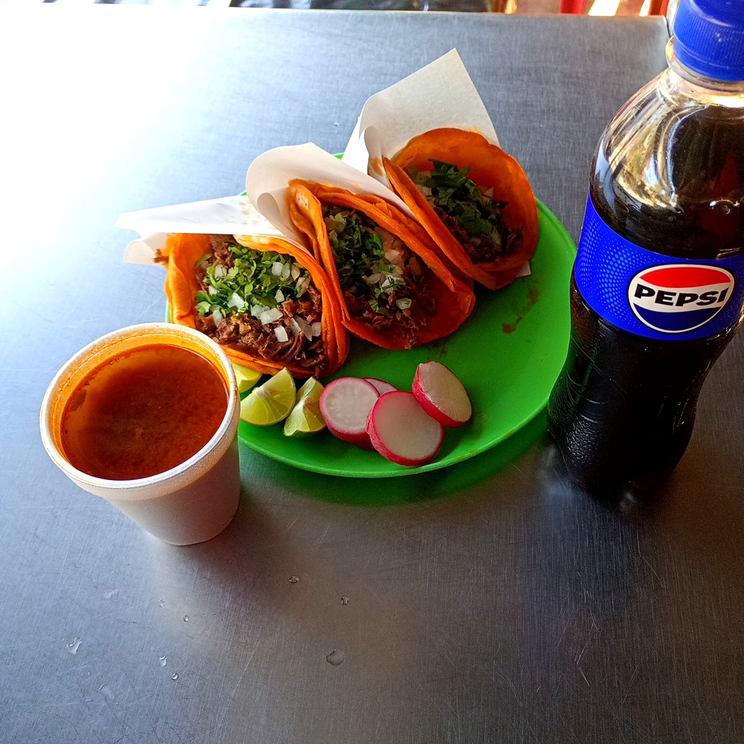 3 Tacos, Consomé y Soda