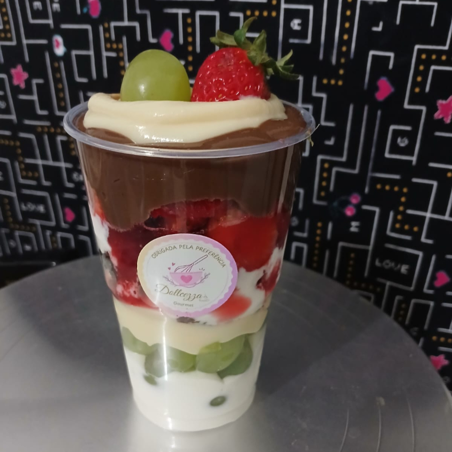 Nosso Copo Premium e composto de chantilly. creme suave de galak,brigadeiro.uvas. Brownier e Morangos...uma explosão de sabores