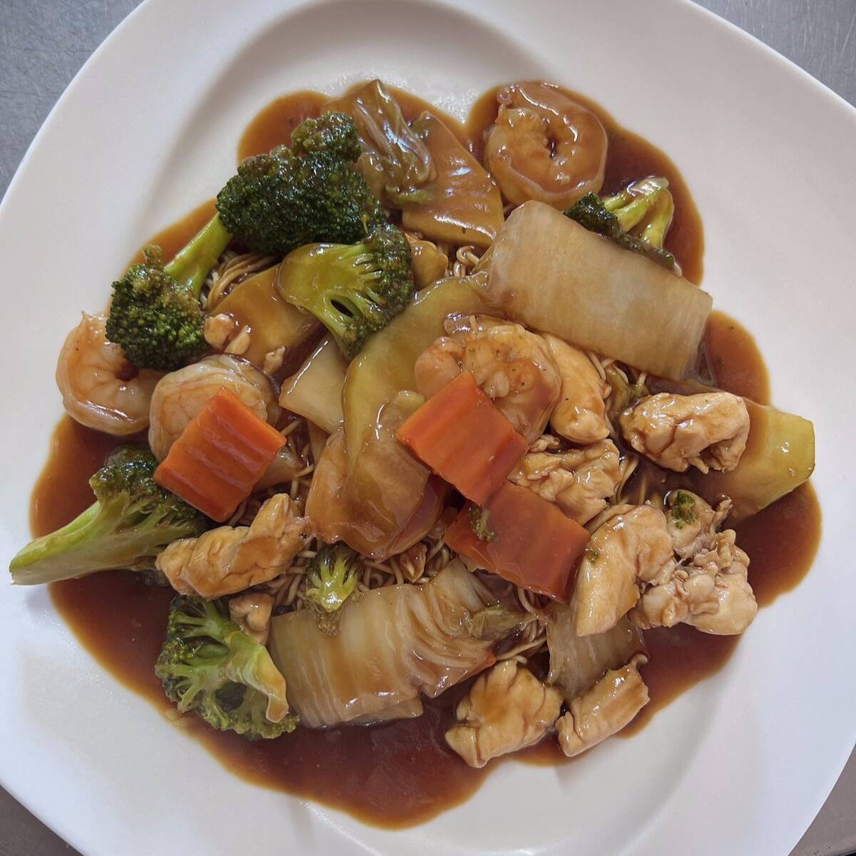 38. Chop Suey en Salsa con Pollo y Camarones Medio