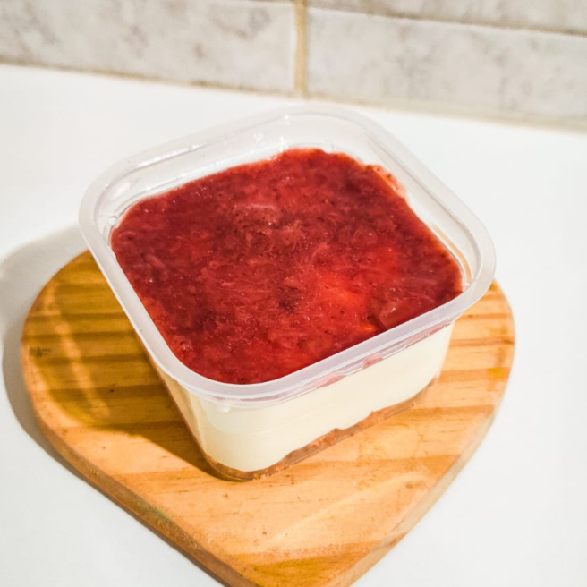 Camadas deliciosas da nossa cheesecake gelada, sendo feita com uma base de farofinha amanteigada crocante, creme de cream cheese, finalizado com a nossa geleia artesanal de morango. Pote de 250ml.
