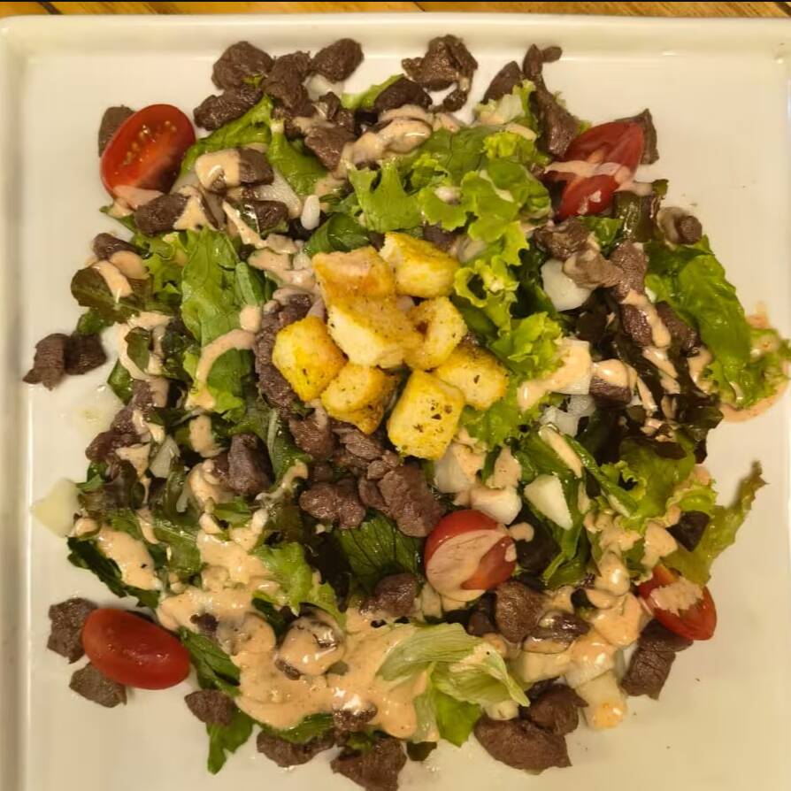 Uma combinação especial para quem gosta de sabor e qualidade. Mix de folhas frescas com alcatra macia e suculenta, trazendo o equilíbrio ideal entre leveza e uma proteína nobre.