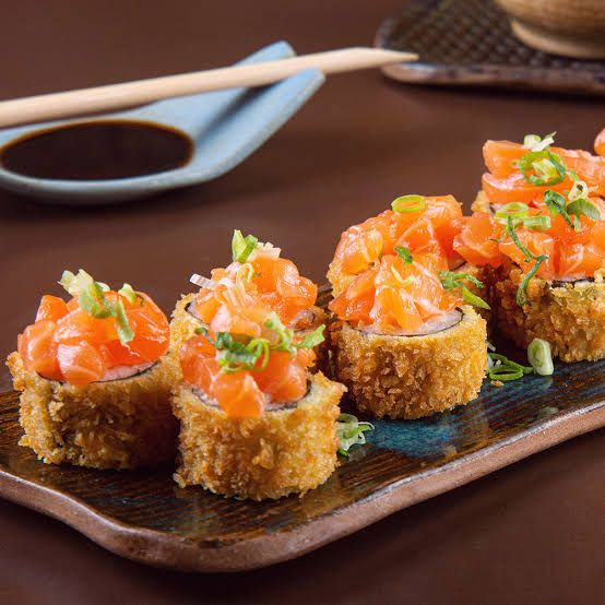 RECHEIO DE ARROZ, SALMÃO CHEAM CHEESE E PATÊ SALMÃO C/ CEBOLINHA EM CIMA .