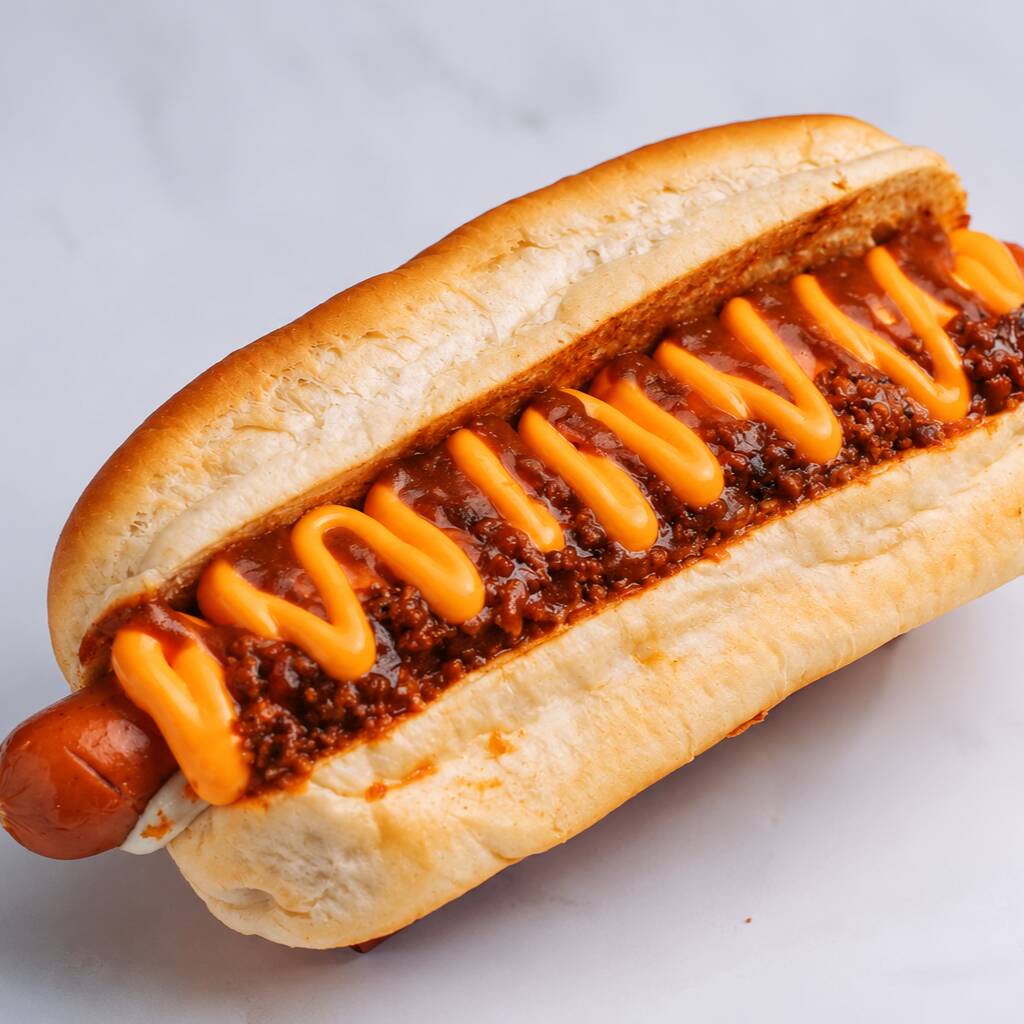 Salsicha Berna 100% Bovina, Cheddar Cremoso, Molho Barbecue, maionese da casa, pão de hot dog.