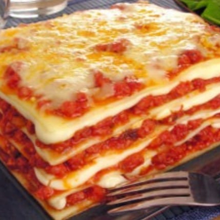 Deliciosa lasanha de calabresa feita com ingredientes frescos e camadas generosas de molho caseiro e queijo derretido. Prática, saborosa e perfeita pra sua refeição