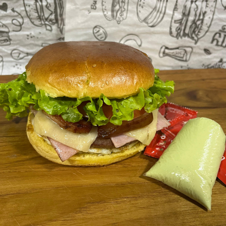 Pão, carne, ovo, bacon, presunto, queijo, salada, batata palha e molhos