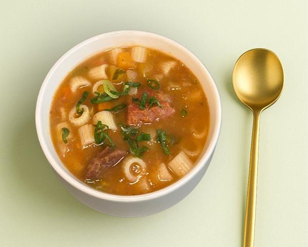 Minestrone é um sopão clássico de origem italiana, rico e encorpado, preparado com caldo de legumes e carne. Repleto de vegetais, macarrão sem glúten e pedaços suculentos de carne, é uma refeição completa, saborosa e cheia de aconchego.
Feito com água, batata inglesa, paleta bovina, cenoura, abobrinha, mandioquinha, chuchu, macarrão sem glúten, alho-poró, cebola branca, vagem, aipo, azeita de oliva, sal refinado, alho, páprica defumada e salsa.
Não contém lactose
Não contém glúten
*Nenhum ingrediente pode ser alterado.
Serve 1 pessoa
400ml