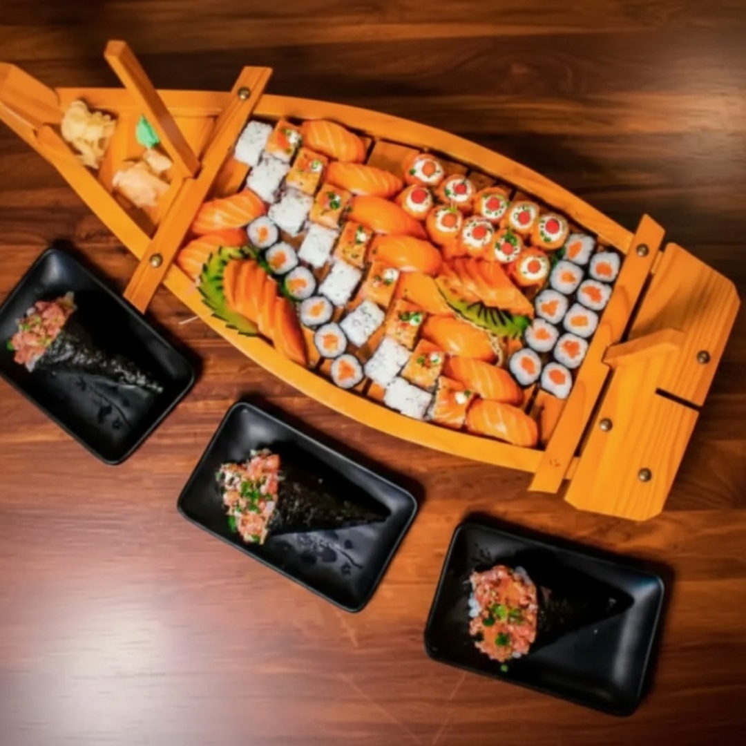 12 Sashimi Salmão, 10 Niguiri, 10 Jyo, 8 Uramaki Filadélfia, 8 Uramaki Salmão, 16 Hossomaki Salmão, 3 Temakis Completos