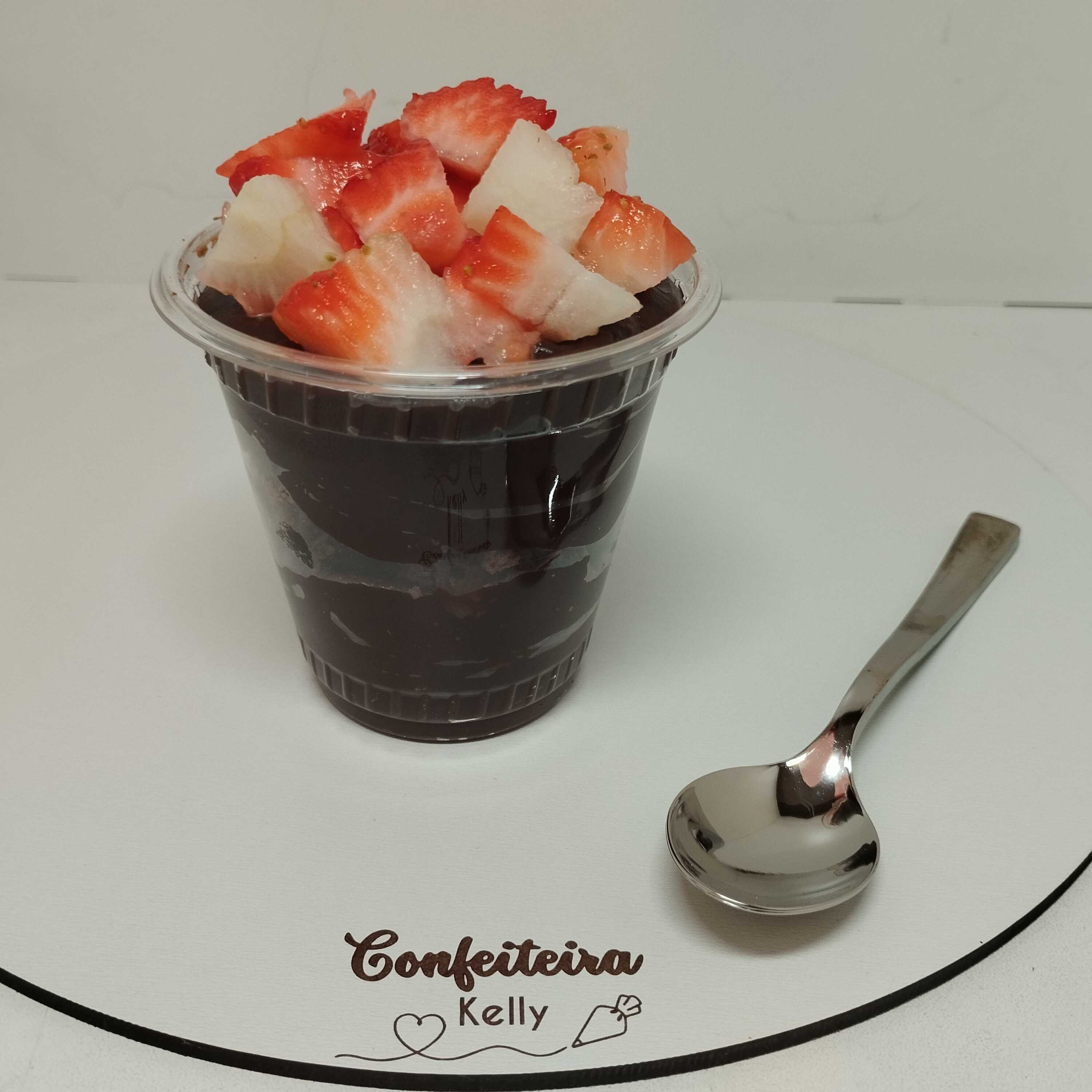 Recheado com o nosso cremoso e clássico brigadeiro 50% cacau + pedaços de brownie e morangos fresquinhos. Uma sensação de verdade!
