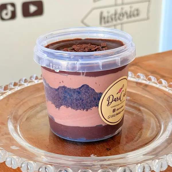 Massa de chocolate bem molhadinha, mousse de chocolate meio amargo super cremoso, intercalado com uma camada bem generosa de um magnífico creme de chocolate ao leite. O equilíbrio perfeito para os amantes de chocolate.
