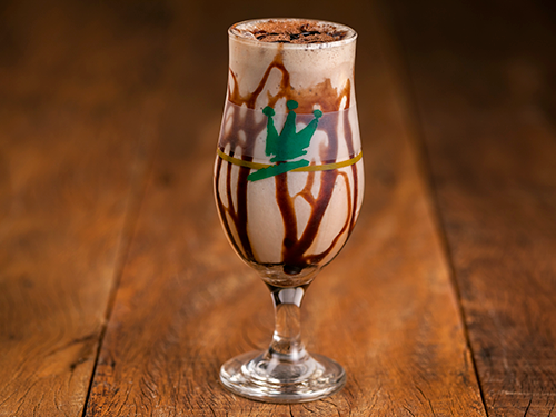 Delicioso Mate batido com leite, sorvete de creme, flocos de chocolate e cobertura de chocolate.
