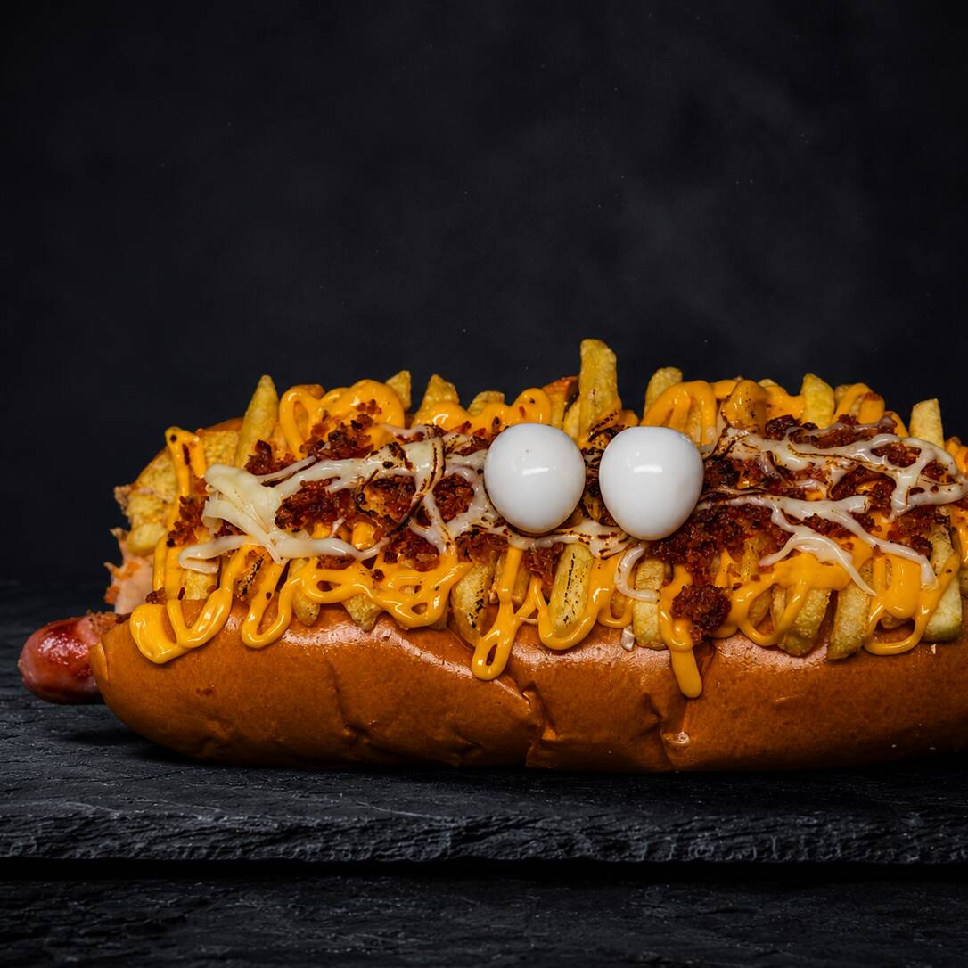 Pão, linguiça ou salsicha, cream
chesse, batata frita, molho especial,
bacon e queijo ralado.