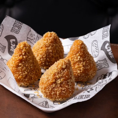 Coxinha sem massa, apenas leitao desfiado.