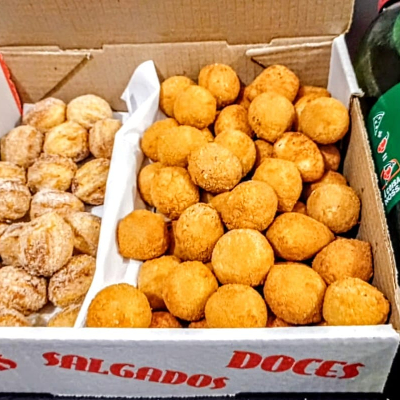 50 Mini salgados variados a sua escolha + refrigerante gelado + 20 mini churros de doce de leite polvilhados no açucar e canela.