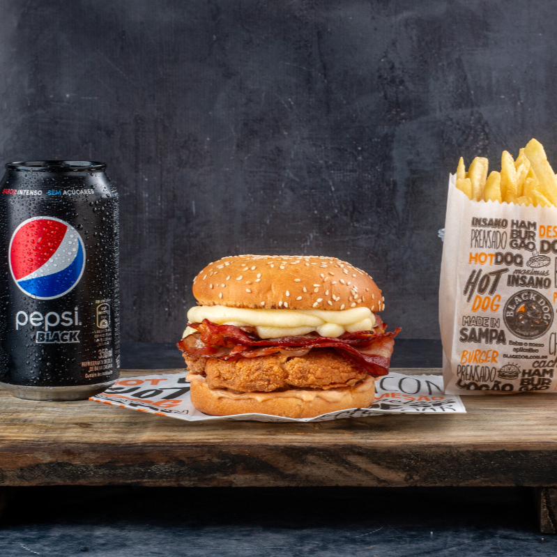Acompanha Fritas + Refri Chicken Catu Bacon: 2 tiras de frango empanado, pão brioche, com ou sem gergelim, bacon, requeijão cremoso e maionese Black Dog.