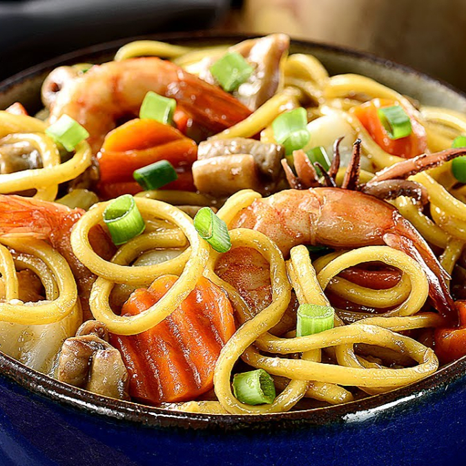 Yakisoba de camarão preparado com macarrão oriental, camarões suculentos e legumes salteados no molho especial. Uma marmita saborosa, bem servida e cheia de sabor.