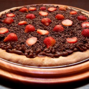 muçarela, chocolate, nutella e morangos fatiados