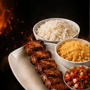 1 espetinho + acompanhamentos (arroz, farofa, vinagrete). Escolha: carne, frango, linguiça.